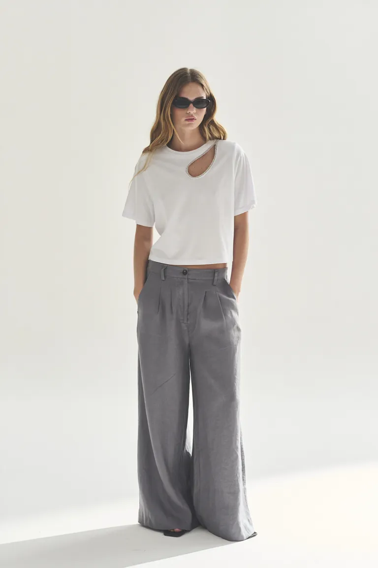 Remera blanca de manga corta para mujer, diseño versátil y elegante de Akiabara en Remeras para argentina