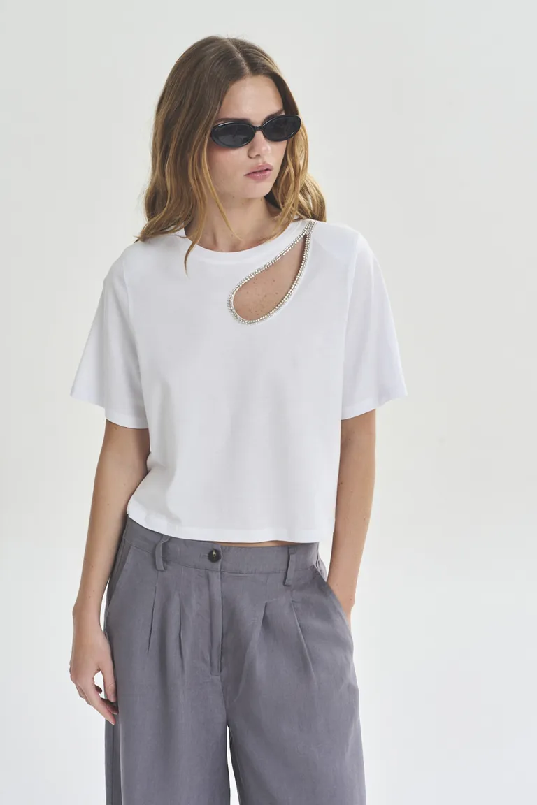 Remera blanca de manga corta para mujer, diseño versátil y elegante de Akiabara en Remeras para argentina