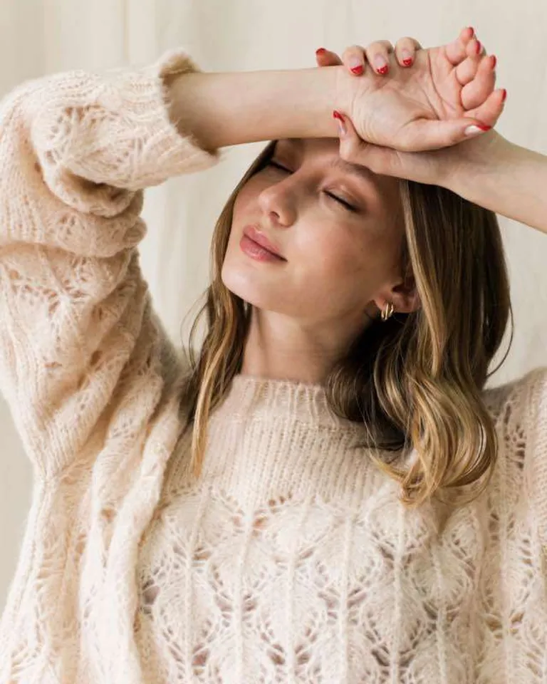 Sweater de tejido calado con estampado floral y ruedo ondulado de Hesed en Buzos y Sweaters para argentina