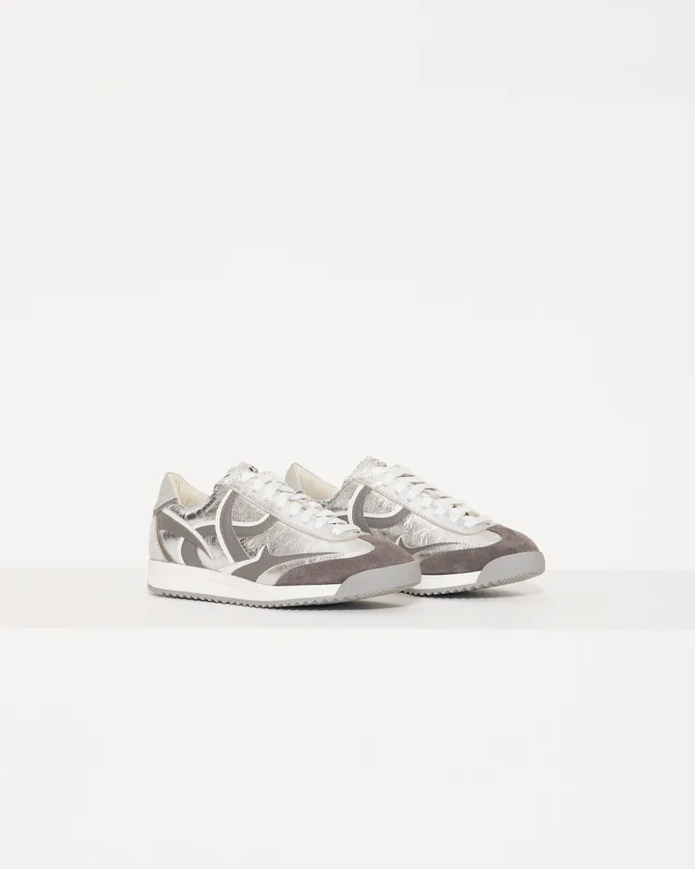 Zapatilla London: Calzado urbano de cuero con detalles metálicos para mujer de Jazmin Chebar en Zapatillas para argentina