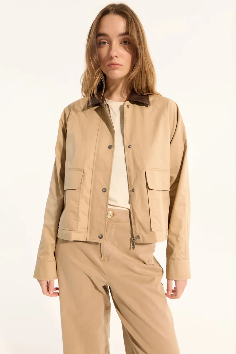 Chaqueta de mujer en tonalidad beige, estilo clásico y versátil de Portsaid en Chaquetas para argentina