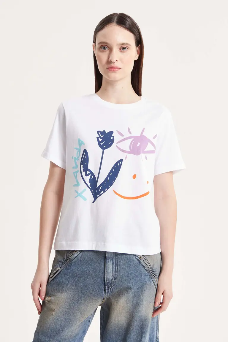 Remera estampada con diseño de corazones coloridos que apoya la campaña contra el cáncer de Kosiuko en Remeras para argentina