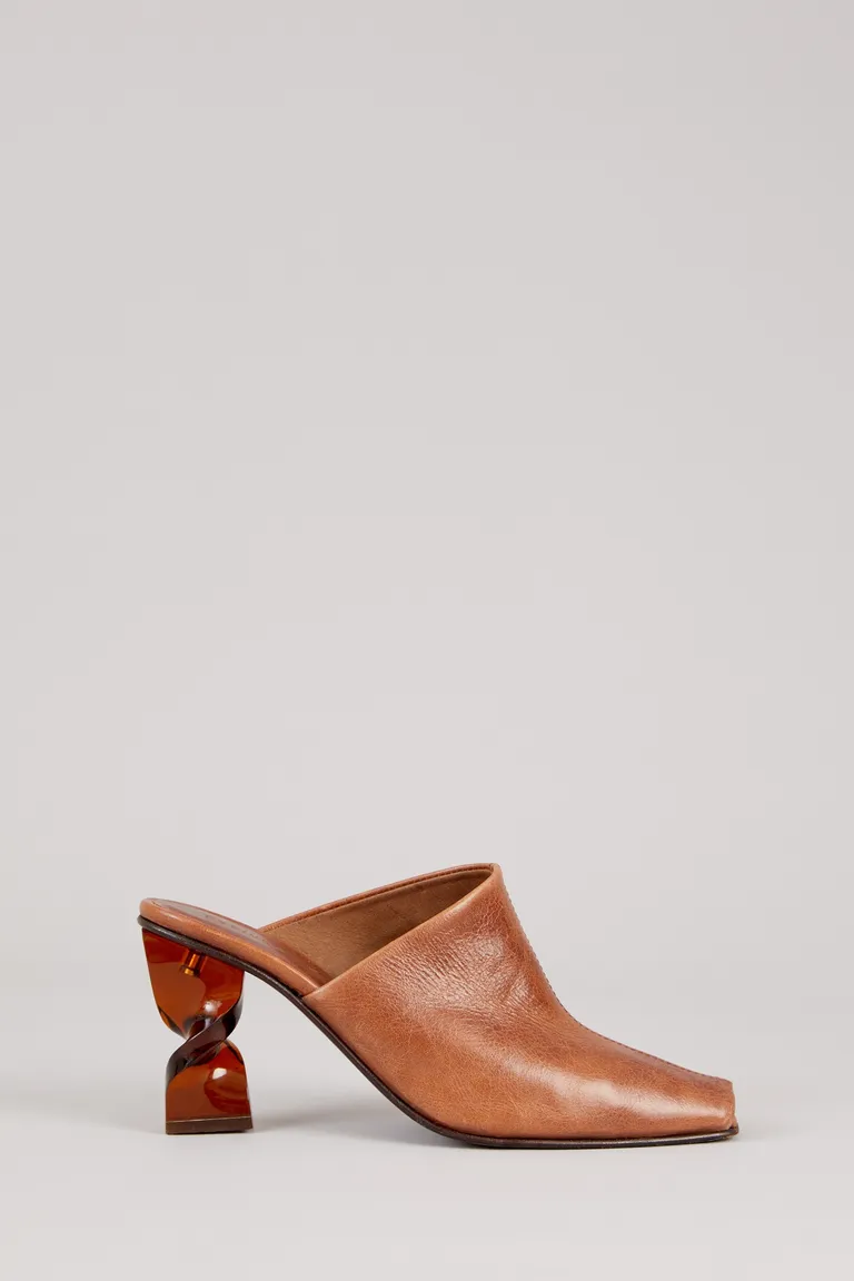 Zapato de tacón de carey con acabado envejecido y diseño asimétrico de Kosiuko en Zapatos con Tacos para argentina