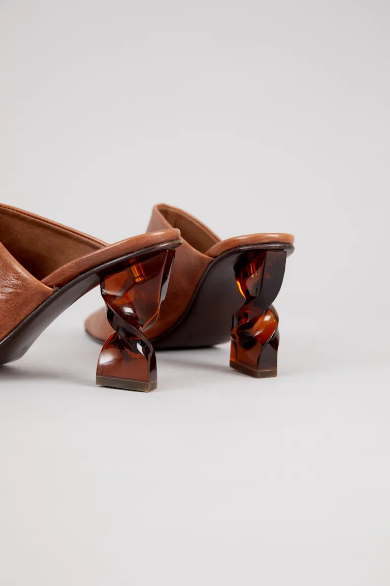 Zapato de tacón de carey con acabado envejecido y diseño asimétrico de Kosiuko en Zapatos con Tacos para argentina