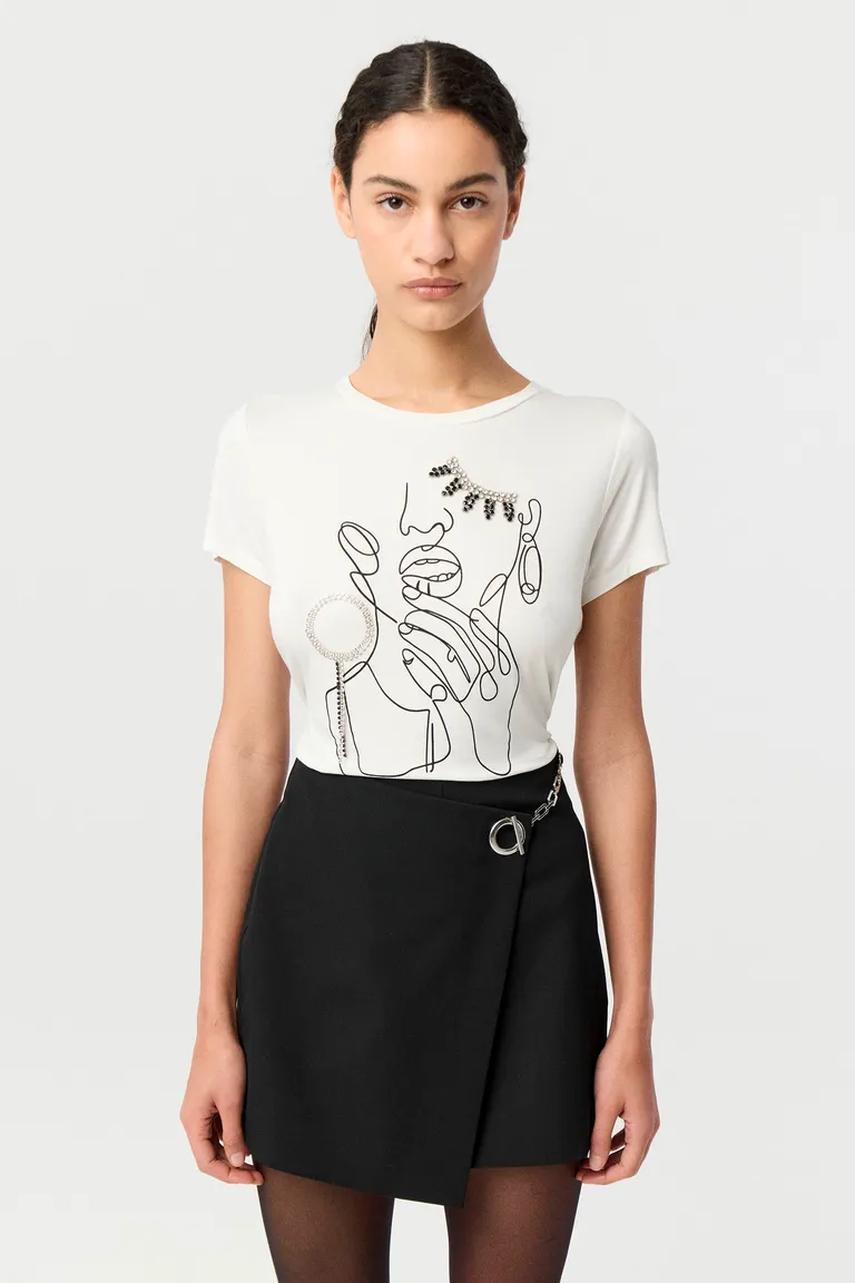 Remera femenina de corte ajustado con cuello redondo mangas cortas y detalle de estampa con cristales de Markova en Remeras para argentina