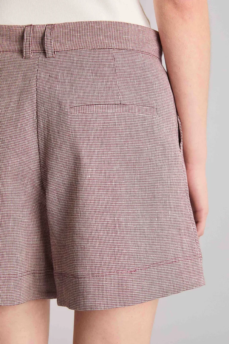 Short de diseño exclusivo en tejido sastrero gris para mujer de Kosiuko en Shorts para argentina