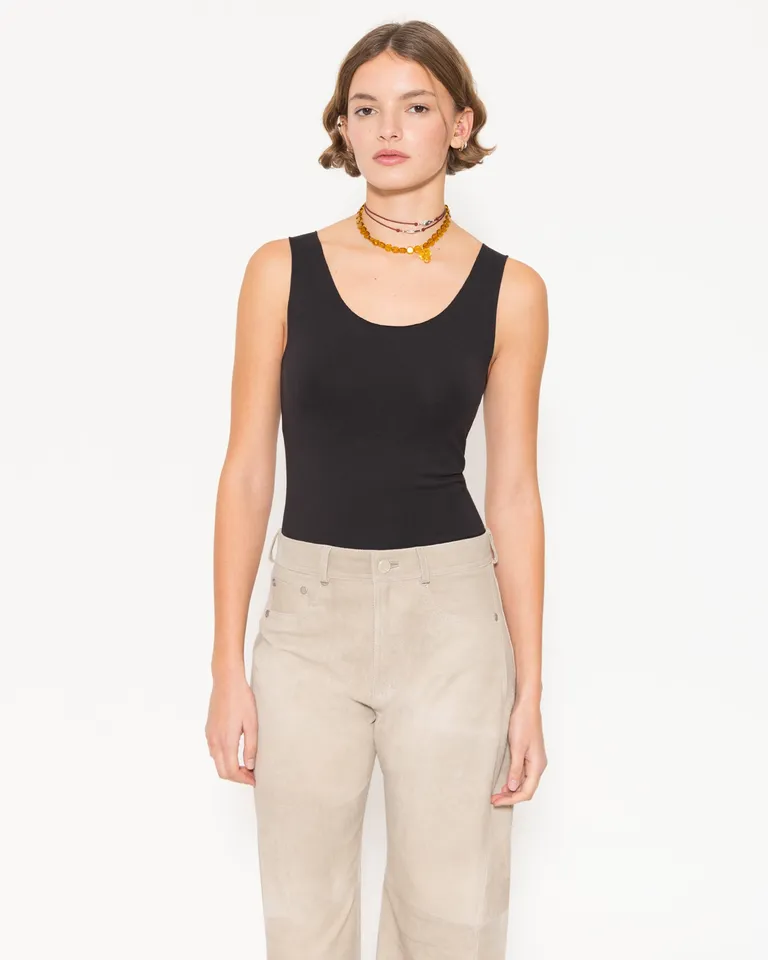Musculosa de algodón pima orgánico con logo bordado para un look fresco y sofisticado de Jazmin Chebar en Tops para argentina