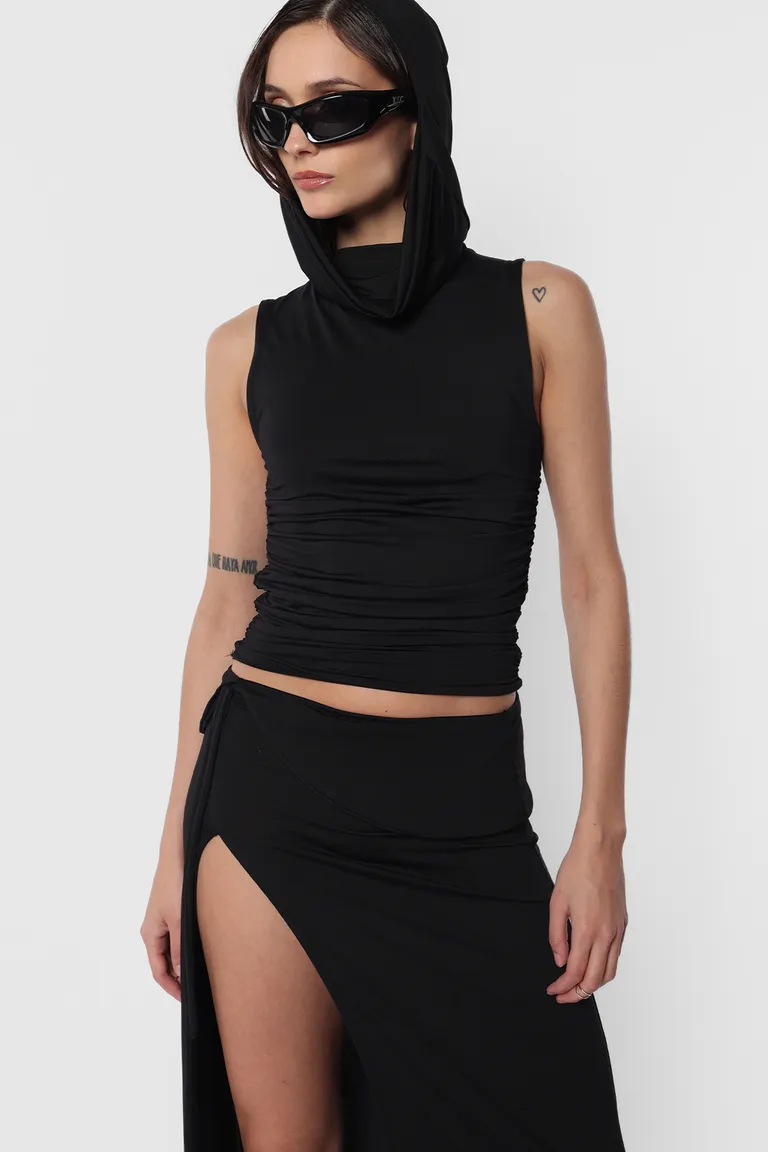 Top negro sin mangas con cuello alto y balaclava - Prenda elegante y versátil para mujer de Top White en Tops para argentina