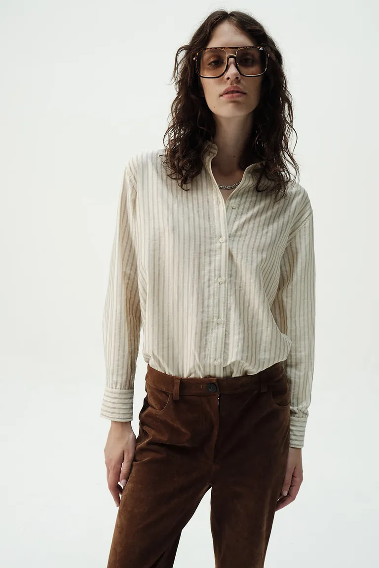 Camisa de mujer con cuello camisero, abotonadura frontal, puños anchos y diseño de líneas verticales tejido de Portsaid en Camisas para argentina