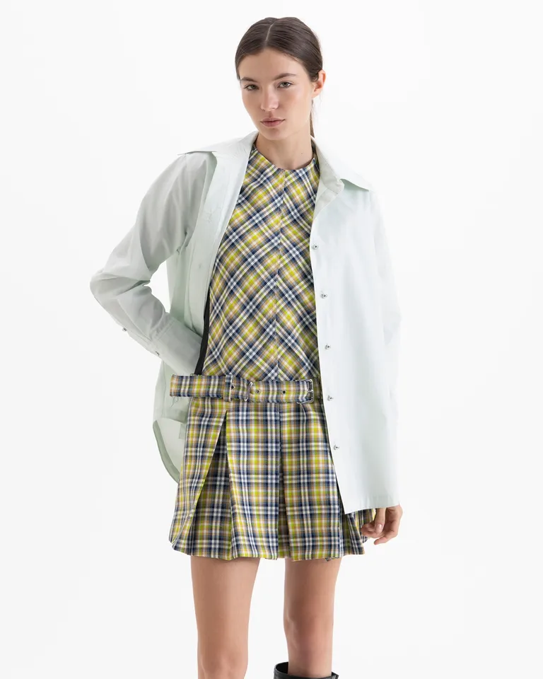 Camisa de corte recto con cierre frontal de botones y mangas largas para mujer de Jazmin Chebar en Camisas para argentina