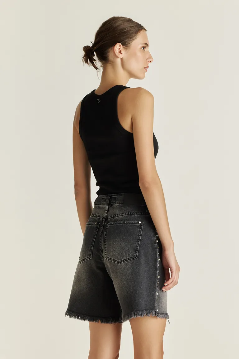 Shorts de mezclilla negros con desgaste y remaches para un look relajado y elegante de Tucci en Shorts para argentina