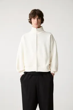Buzo cremallera cropped de Pull&Bear en Buzos y Sweaters para argentina