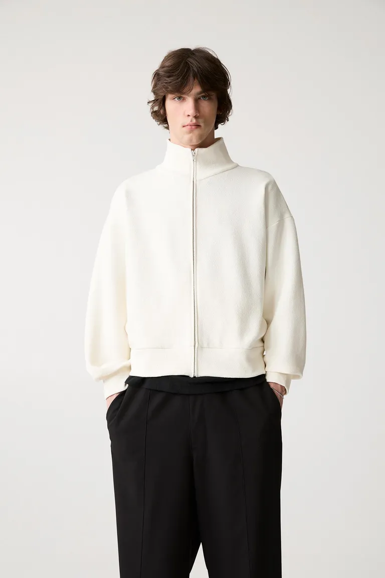 Buzo cremallera cropped de Pull&Bear en Buzos y Sweaters para argentina