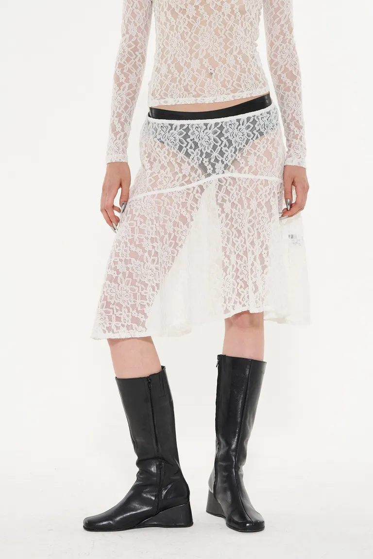 Falda midi de encaje con recorte en la cadera y largo irregular para un estilo elegante y refinado de Ay Not Dead en Faldas para argentina