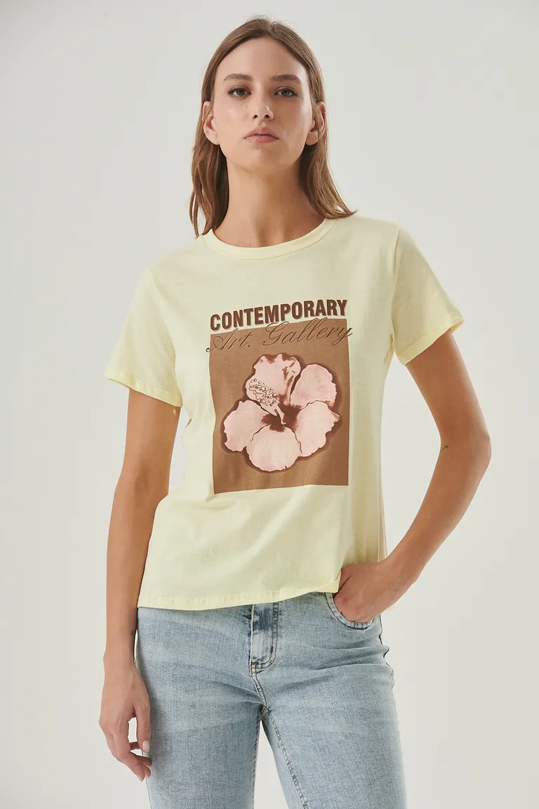 Remera de algodón suave con estampa floral y detalles contemporáneos de Sweet en Remeras para argentina
