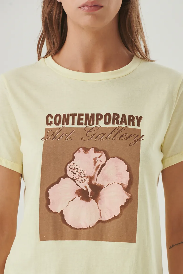 Remera de algodón suave con estampa floral y detalles contemporáneos de Sweet en Remeras para argentina