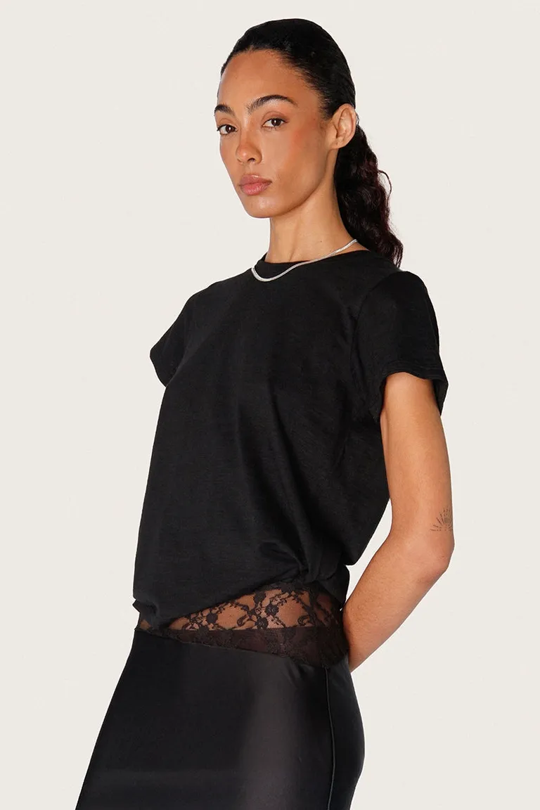 Remera negra de manga corta con logo bordado discreto y textil suave y cómodo de Sofia Sarkany en Remeras para argentina