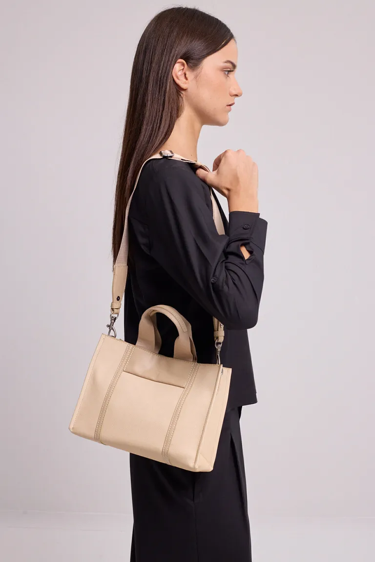 Cartera mediana con manija corta y correa regulable, diseño elegante y funcional de Kill en Bolsos y Carteras para argentina