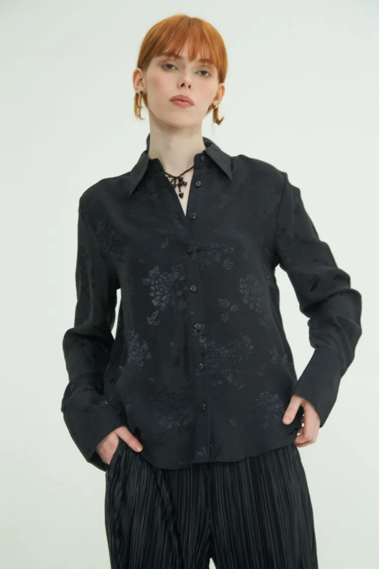 Camisa de jacquard satinado con diseño floral y detalles de botones perlados de Las Pepas en Camisas para argentina