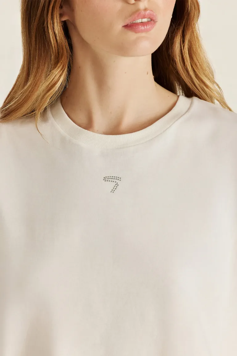 Remera básica de algodón con estampa en hot fix y dije de logo de Tucci en Remeras para argentina