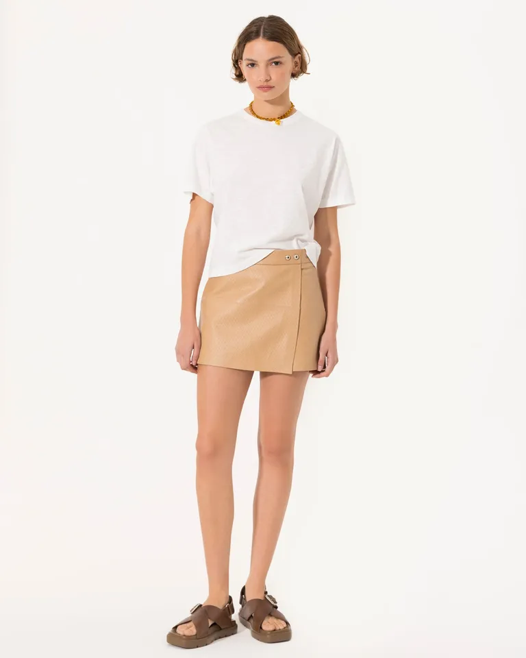Minifalda de cuero beige con detalles exclusivos de Jazmin Chebar en Shorts para argentina