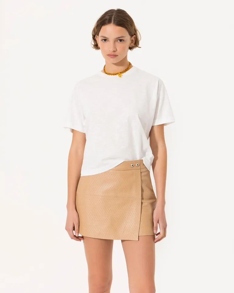 Minifalda de cuero beige con detalles exclusivos de Jazmin Chebar en Shorts para argentina