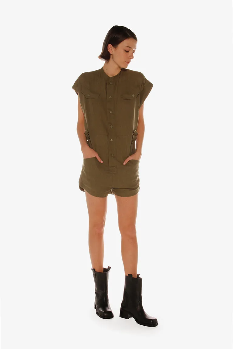 Mono corto de lino con botones snaps personalizados, diseño amplio y largo modular de Sofia Sarkany en Monos para argentina