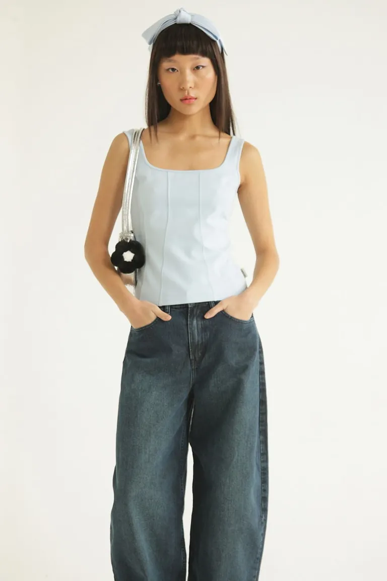 Musculosa blanca de ribb con calce perfecto y cuello cuadrado de Las Pepas en Tops para argentina