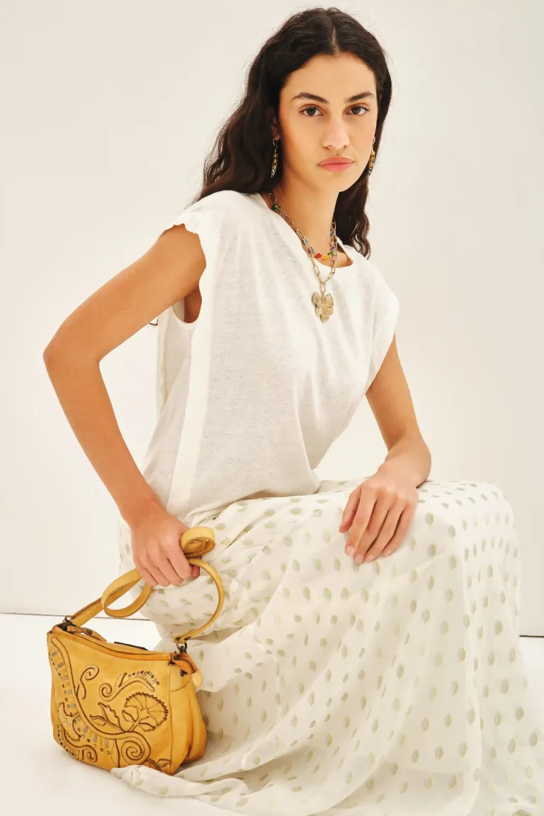 Remera de lino con detalles de recortes y medallita en la espalda de Rapsodia en Remeras para argentina