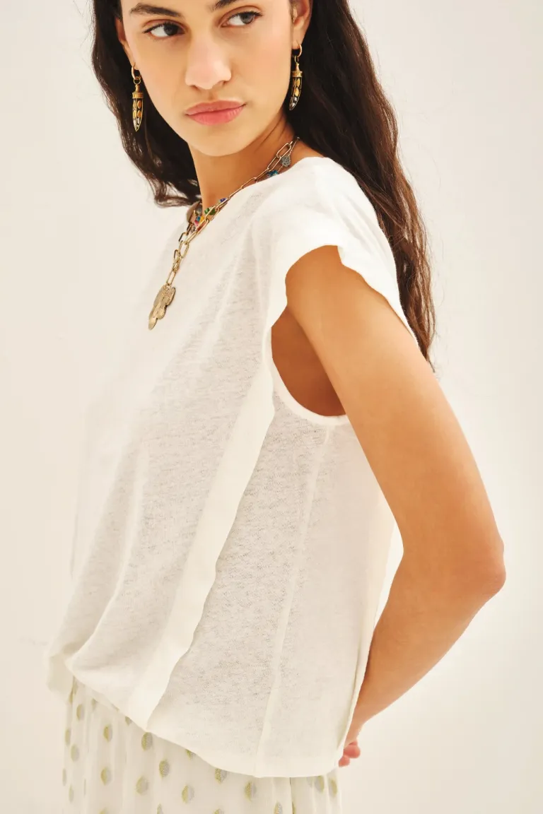 Remera de lino con detalles de recortes y medallita en la espalda de Rapsodia en Remeras para argentina