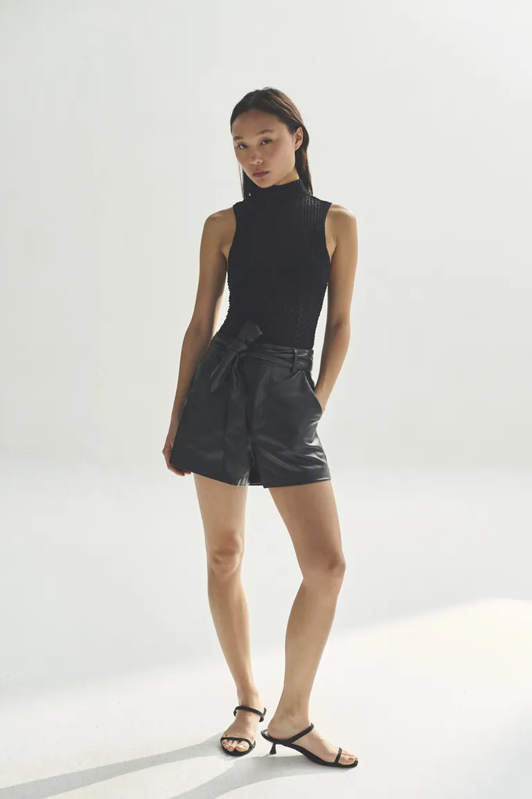 Body negro sin mangas, diseño minimalista y elegante para mujer de Akiabara en Bodies para argentina