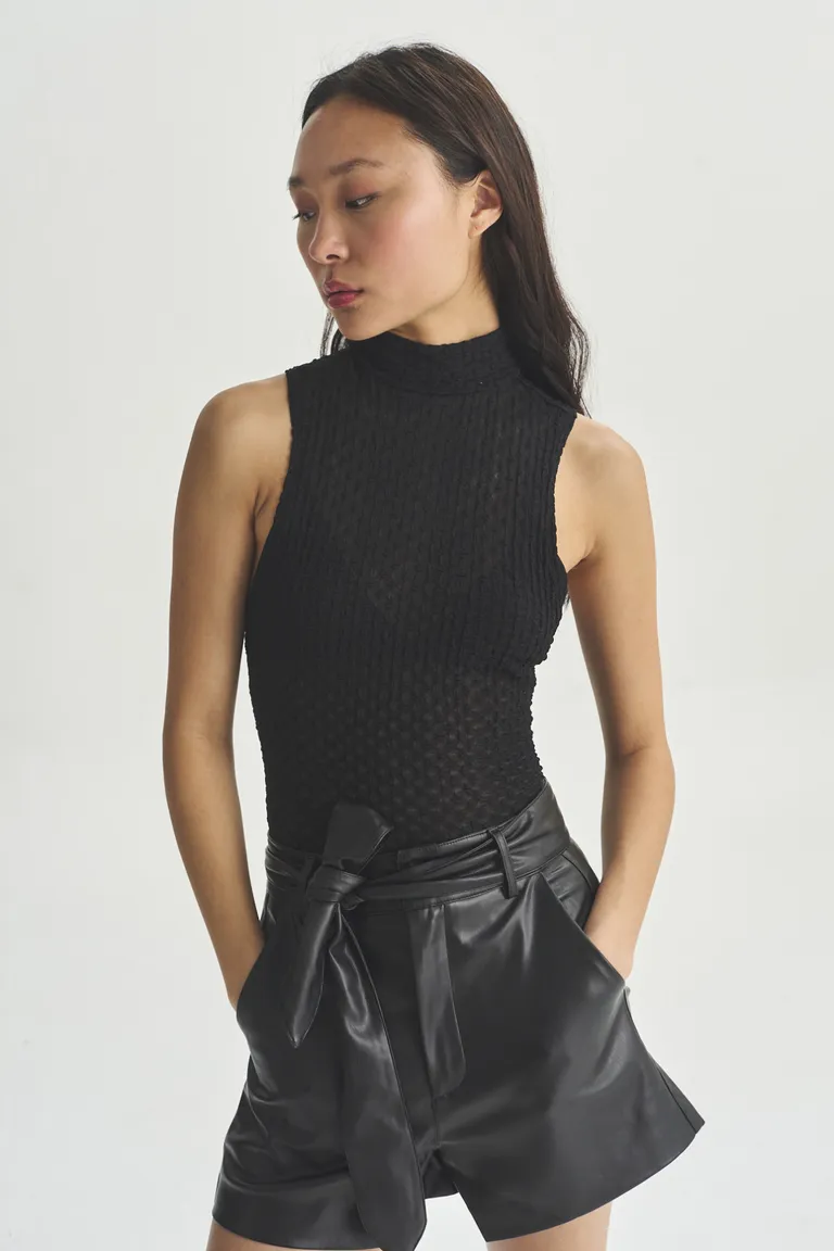 Body negro sin mangas, diseño minimalista y elegante para mujer de Akiabara en Bodies para argentina
