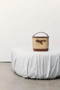 Bolso bucket efecto rafia de Mango en Bolsos y Carteras para argentina