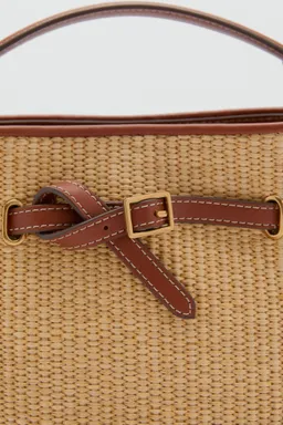 Bolso bucket efecto rafia de Mango en Bolsos y Carteras para argentina