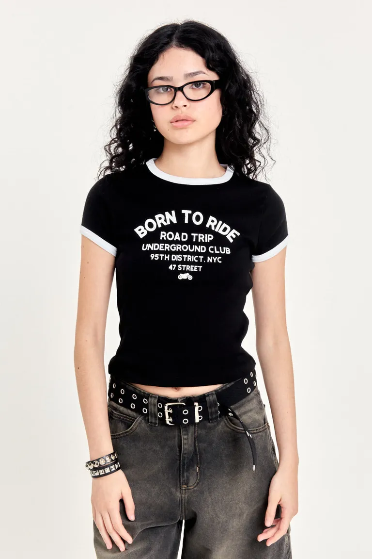 Remera negra de jersey con estampado gráfico 'Born to ride' para mujer de 47 Street en Remeras para argentina