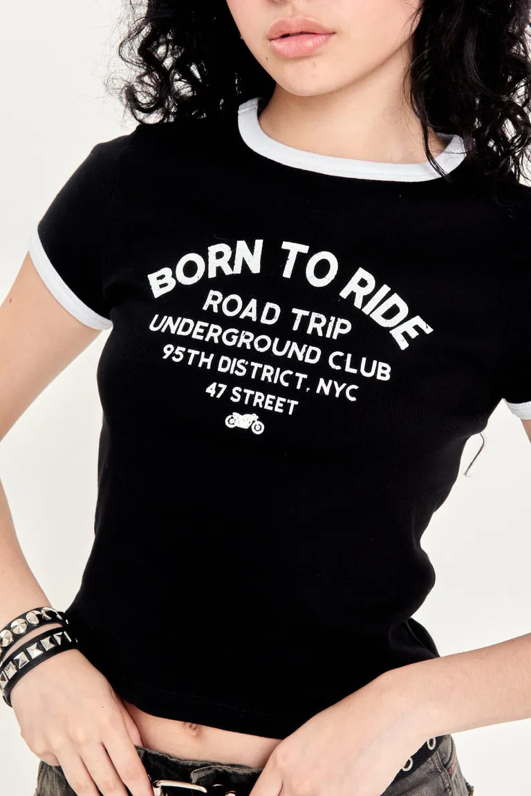Remera negra de jersey con estampado gráfico 'Born to ride' para mujer de 47 Street en Remeras para argentina