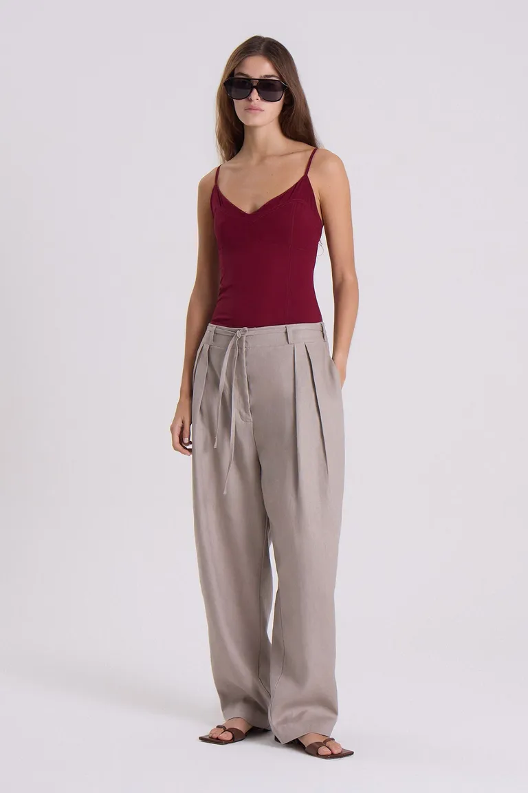 Body lencero con escote V, breteles regulables y detalles coseteros de Maria Cher en Bodies para argentina