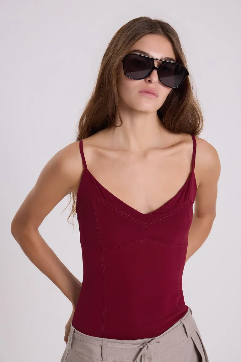 Body lencero con escote V, breteles regulables y detalles coseteros de Maria Cher en Bodies para argentina