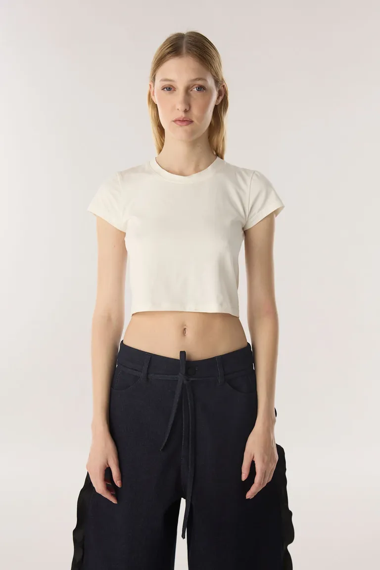 Remera crop de calce entallado y corte a la cintura de Furzai en Remeras para argentina