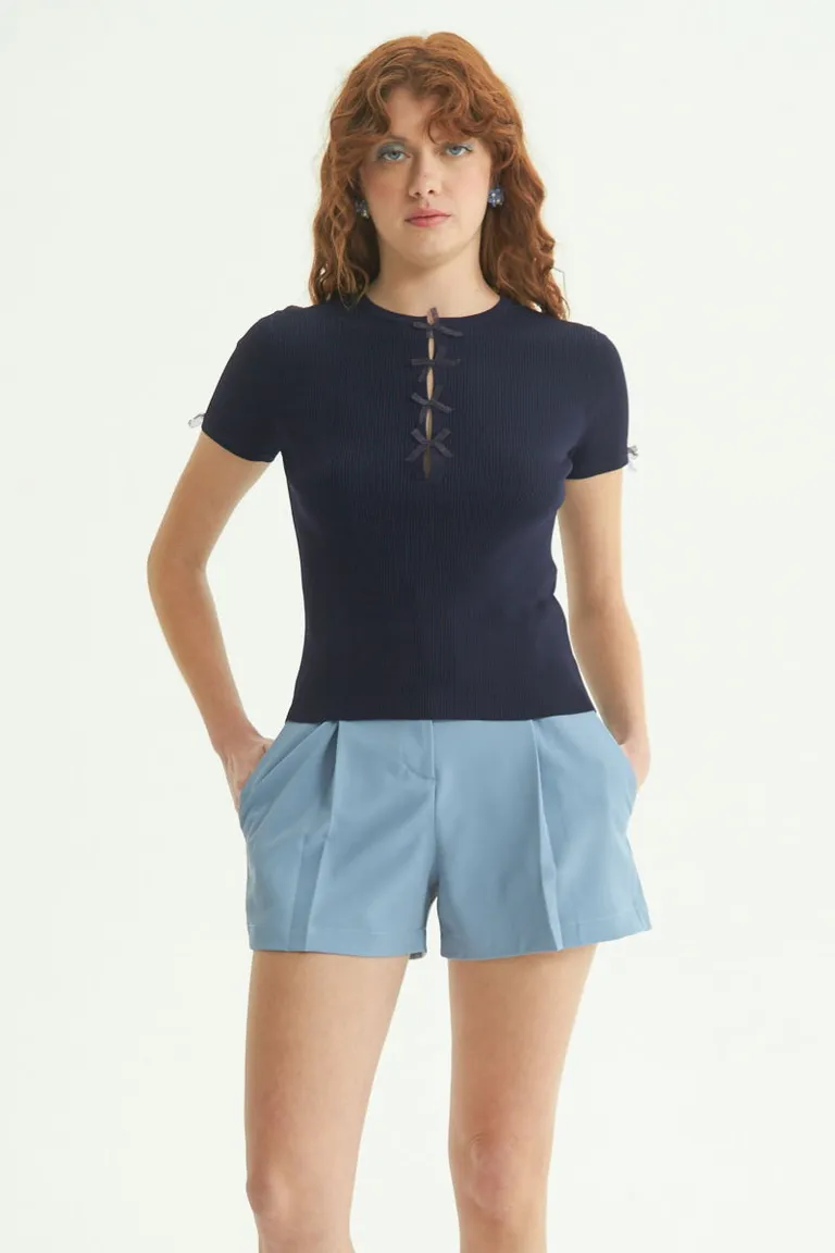 Remera tejida en ribb al cuerpo con abertura vertical en el escote y moñitos de organza de Las Pepas en Remeras para argentina
