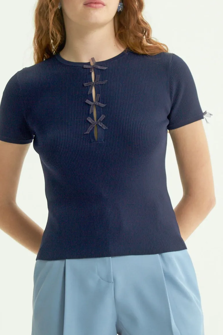 Remera tejida en ribb al cuerpo con abertura vertical en el escote y moñitos de organza de Las Pepas en Remeras para argentina