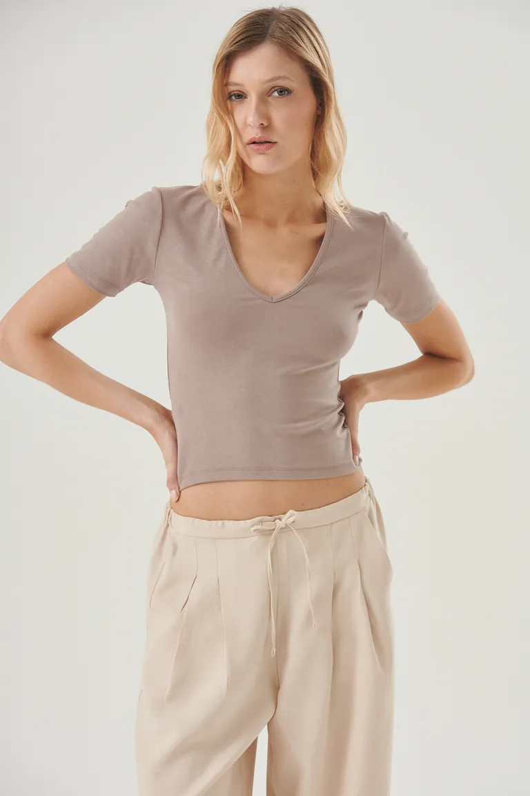 Remera femenina de manga corta y escote en V, en tonalidad beige de Sweet en Remeras para argentina