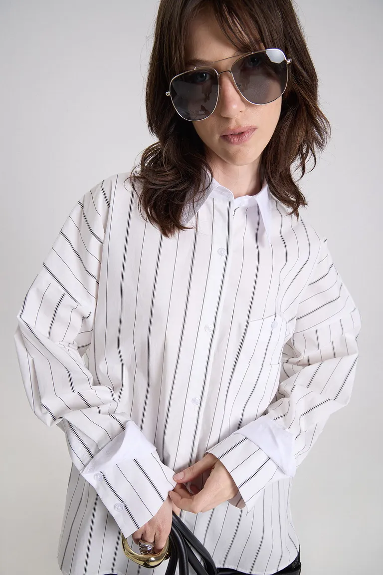 Camisa oversize con diseño de rayas verticales, cuello tradicional, botones frontales y bolsillo aplicado en el pecho de Maria Cher en Camisas para argentina