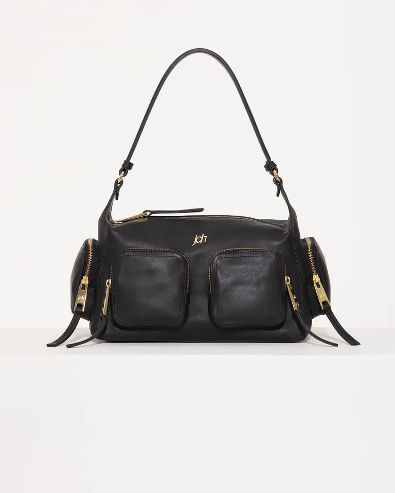 Cartera de cuero negra con múltiples bolsillos y diseño elegante de Jazmin Chebar en Bolsos y Carteras para argentina