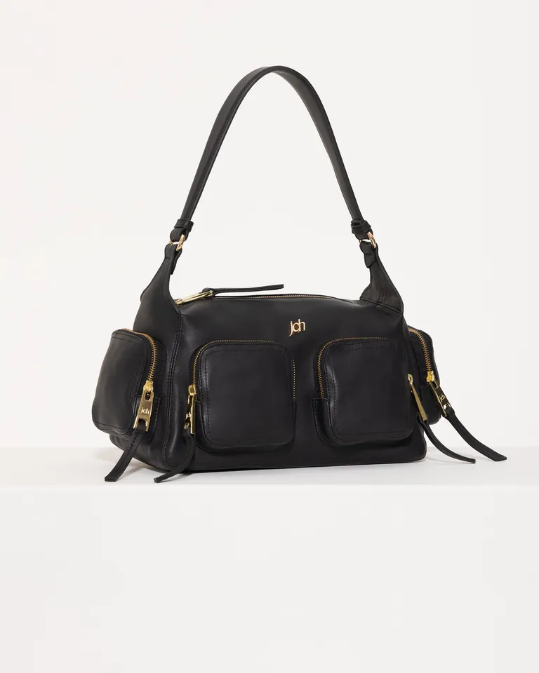 Cartera de cuero negra con múltiples bolsillos y diseño elegante de Jazmin Chebar en Bolsos y Carteras para argentina