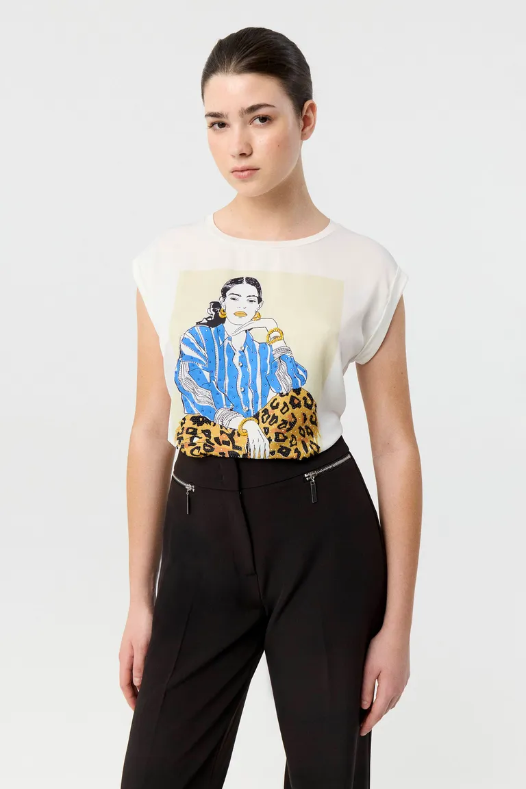 Remera de manga corta con estampa frontal ilustrada, cuello redondo y calce holgado de Markova en Remeras para argentina