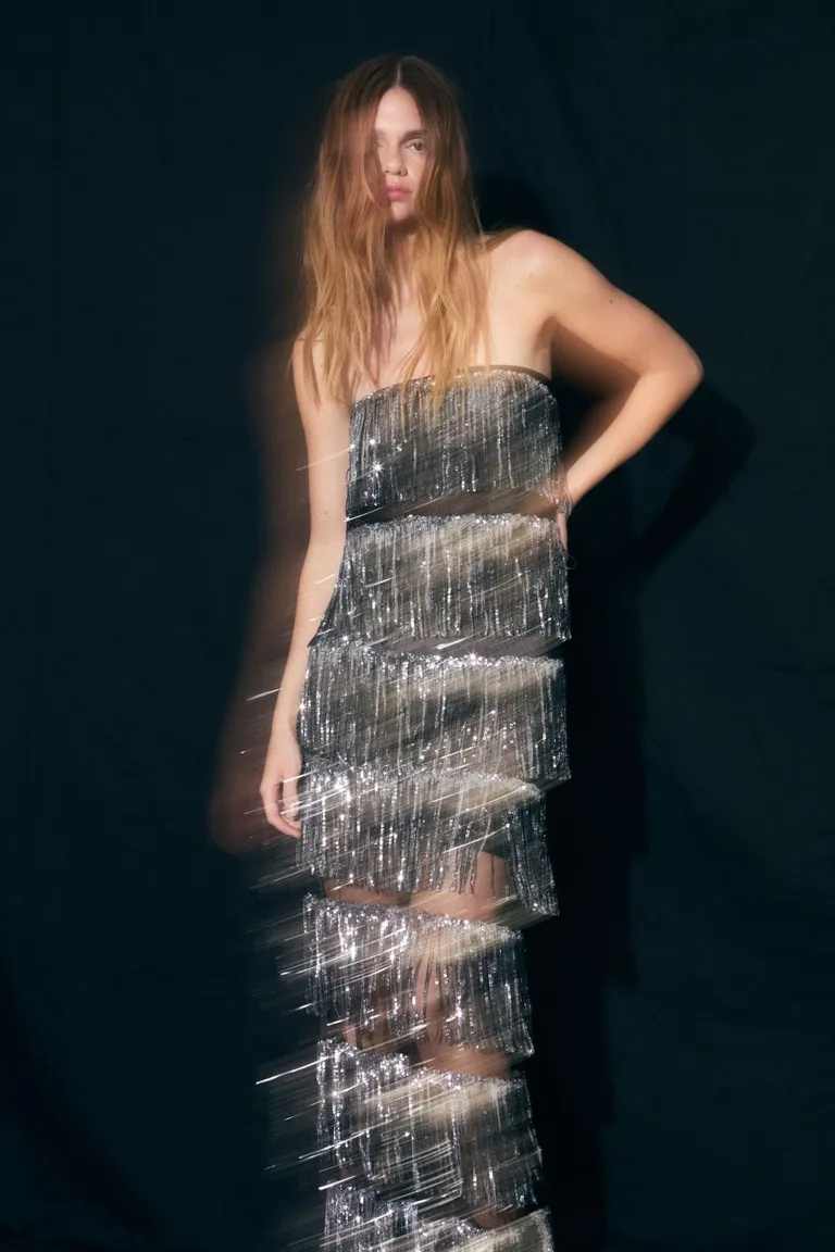 Vestido de noche plateado con acabado brillante y larga silueta de Allo Martinez en Vestidos para argentina