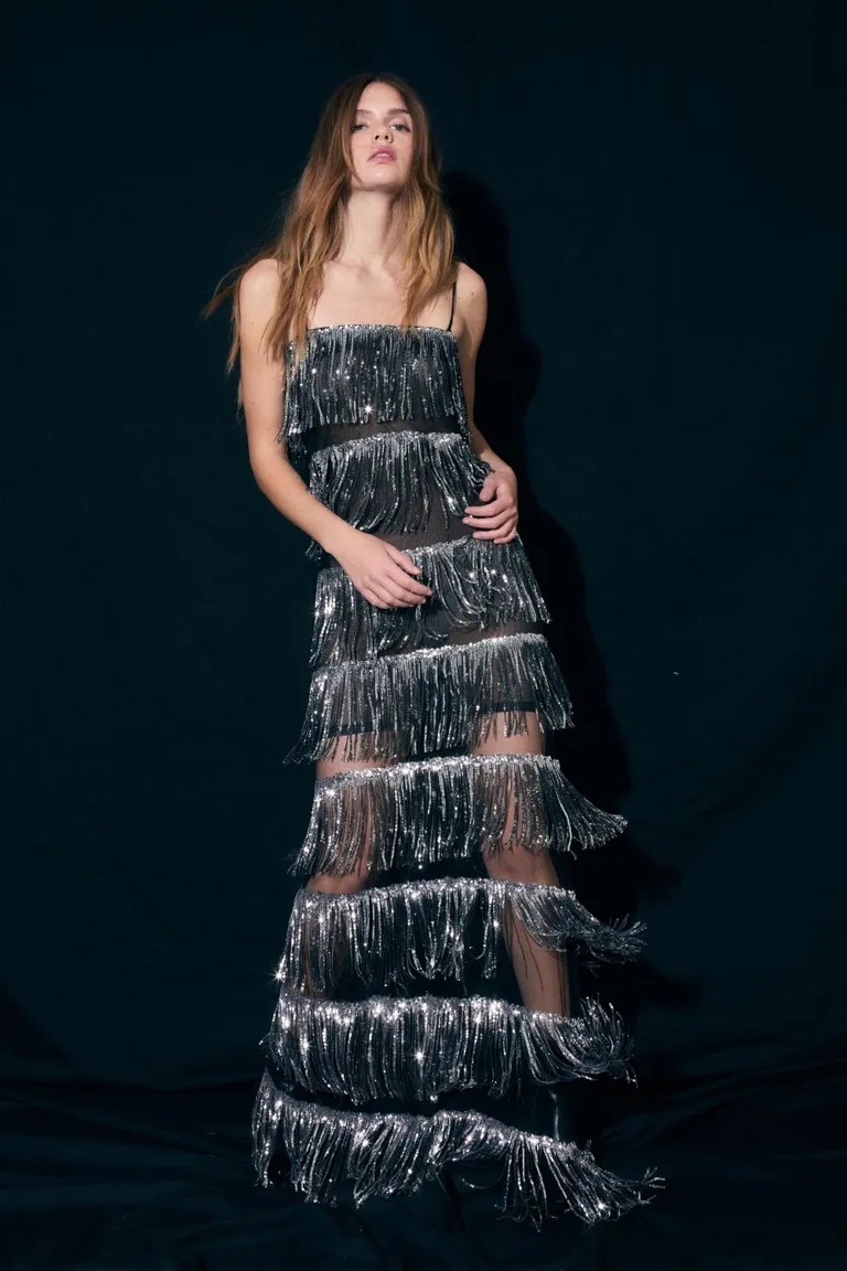 Vestido de noche plateado con acabado brillante y larga silueta de Allo Martinez en Vestidos para argentina