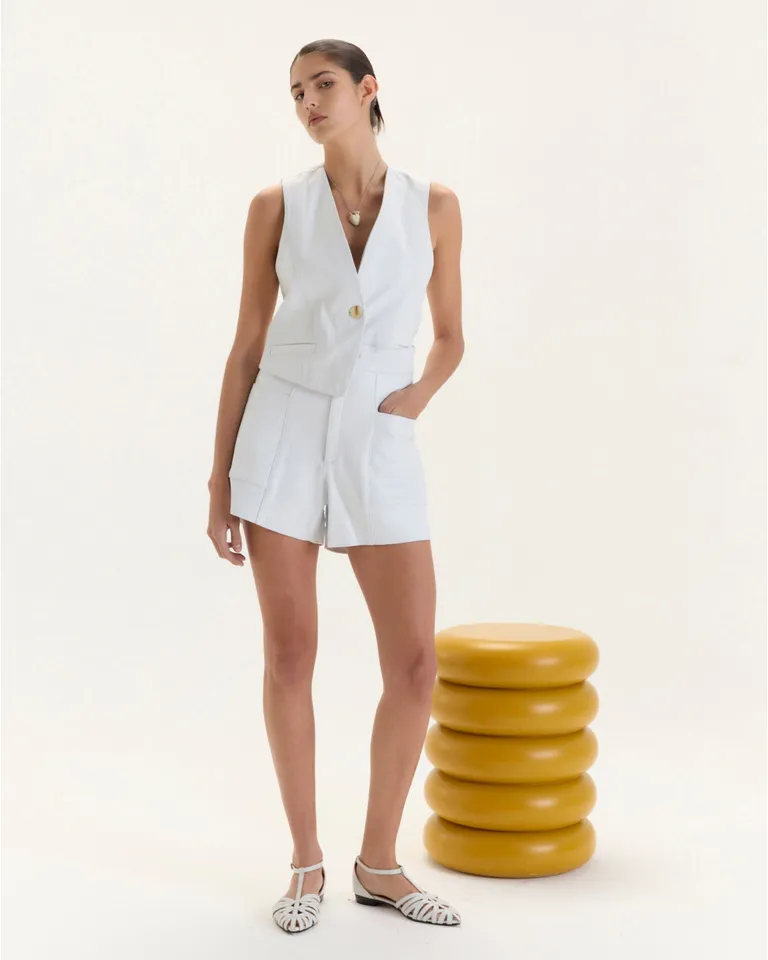 Short de cuero de oveja con bolsillos plaqué y cintura plana, diseño elegante y versátil de Blue Sheep en Shorts para argentina