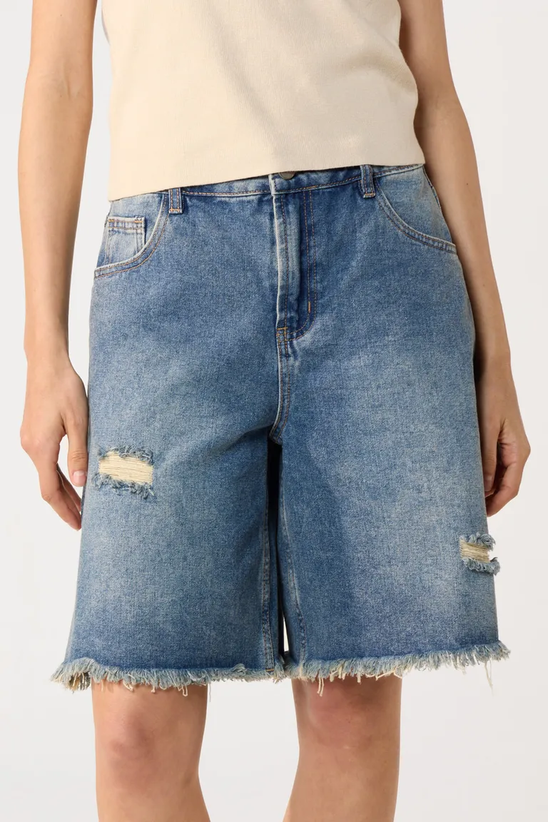 Pantalones cortos de denim con detalles desflecados para un estilo casual y fresco de Cuesta Blanca en Shorts para argentina